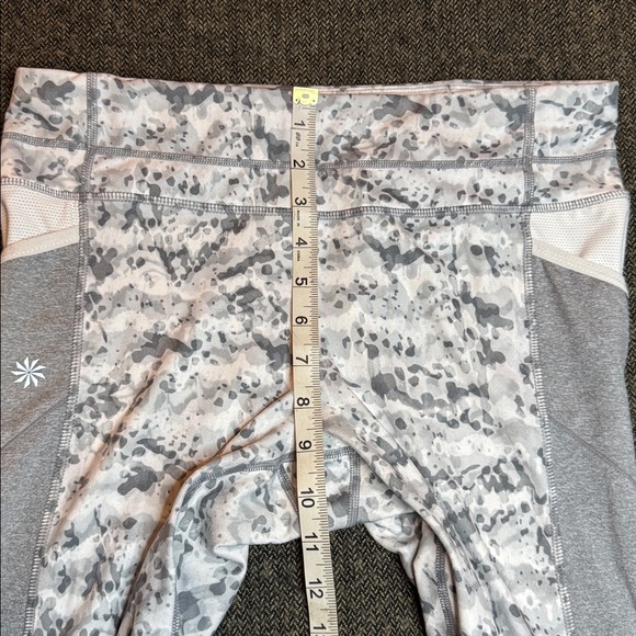 Athleta Grey and White Patterned Cropped Leggings sz M - Picture 5 of 11